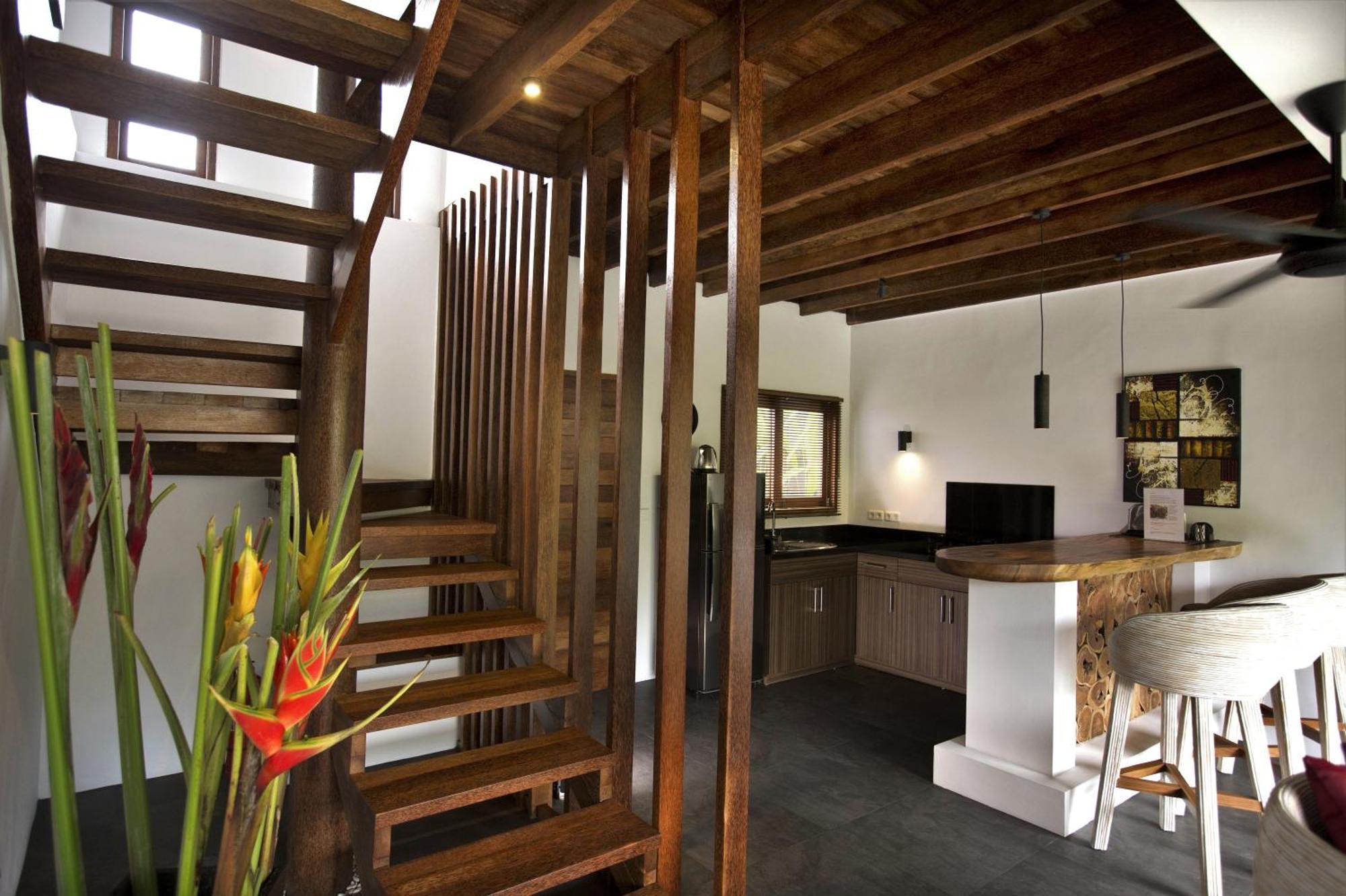 Leonora Villa