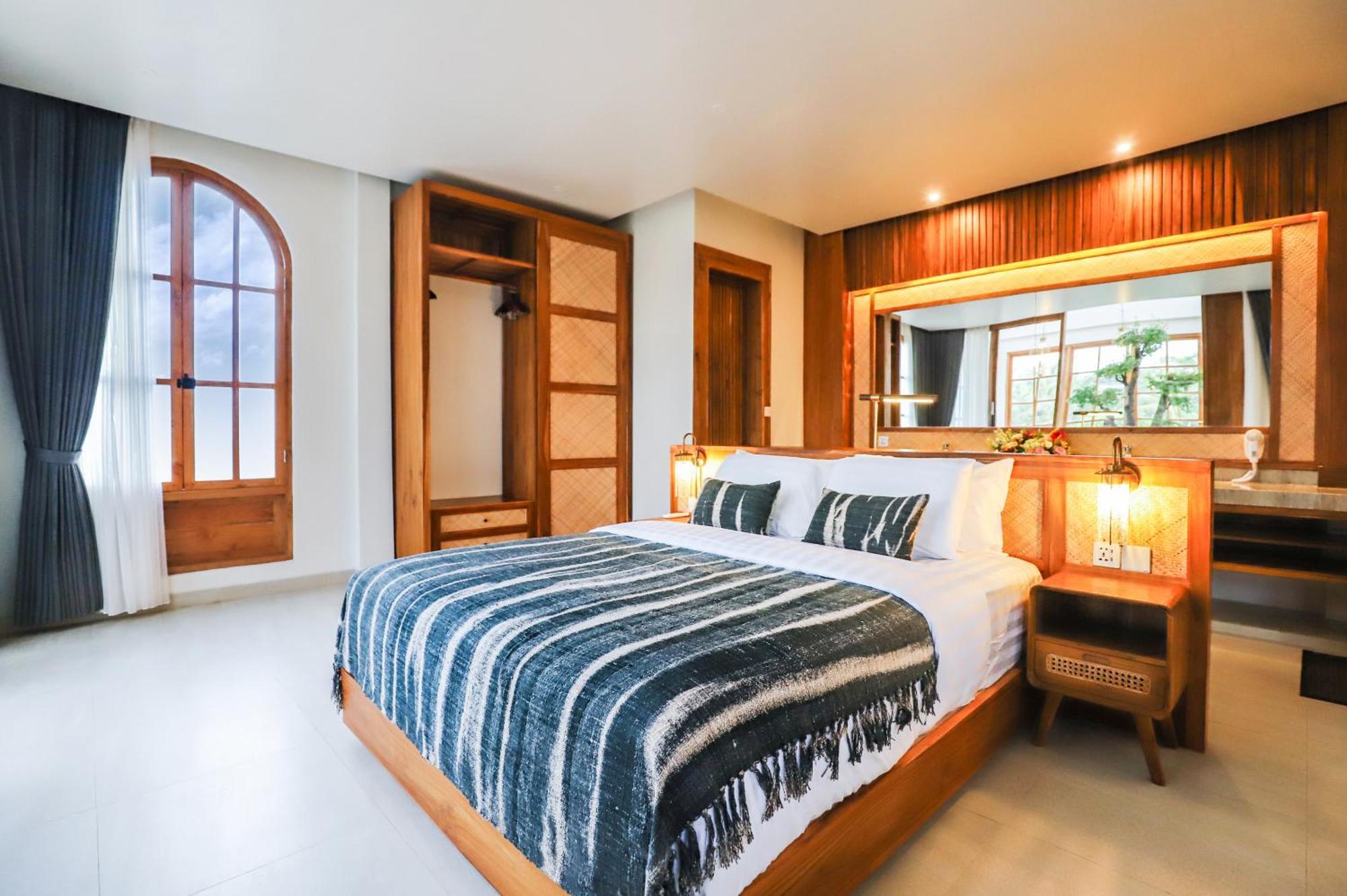 Beyond 3bdr, 2 Fl, 2 Pools, 2 Living Villa