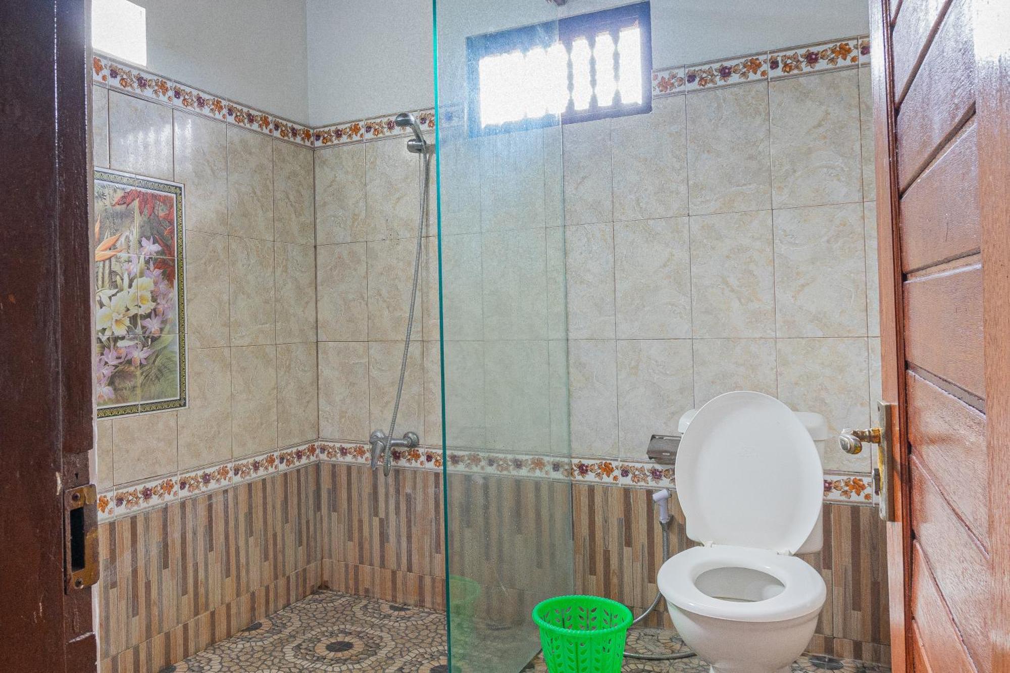 Wisma tamu Artha Dewata 2*