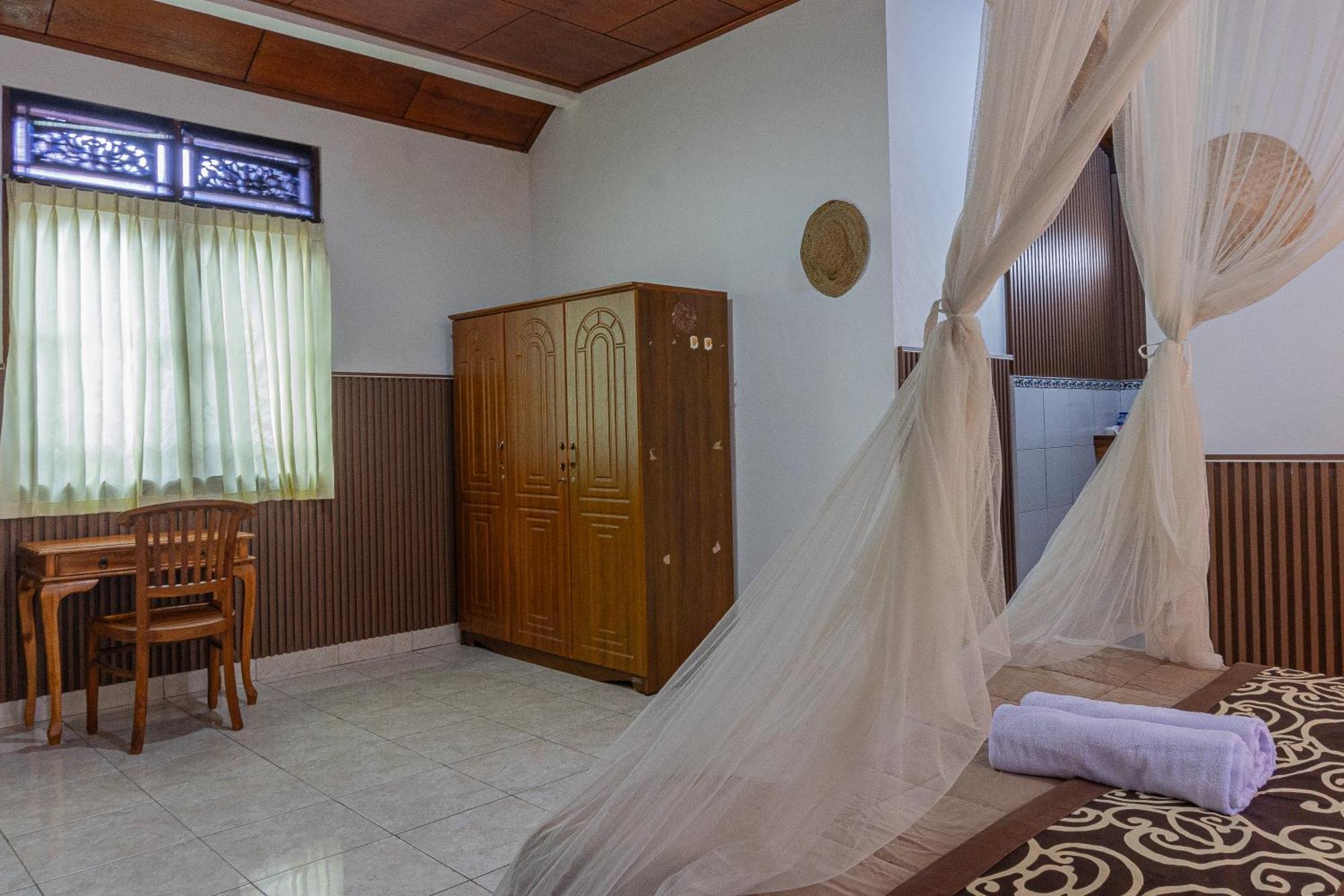 Wisma tamu Artha Dewata 2*
