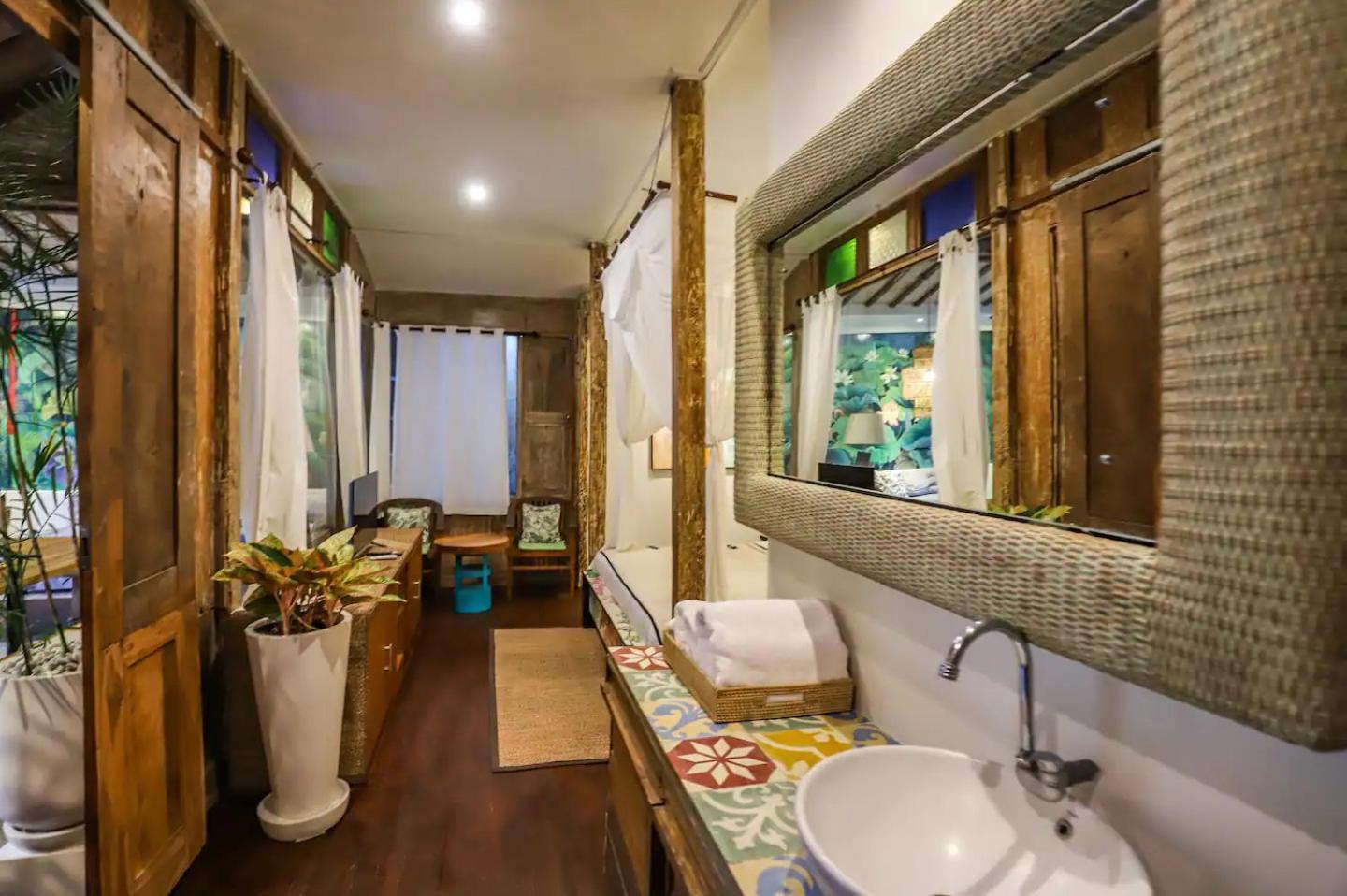 Nicely-decorated Compact With Plunge Pool *