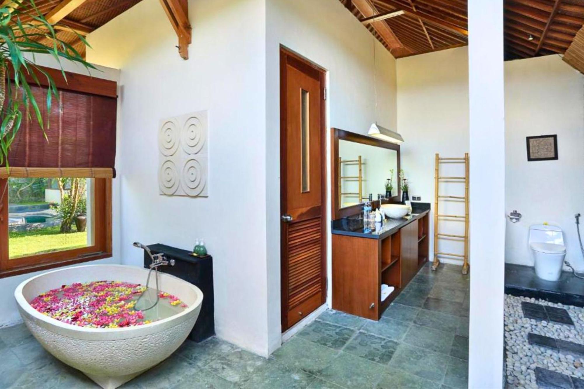 Entire 2br Private Pool Zn53