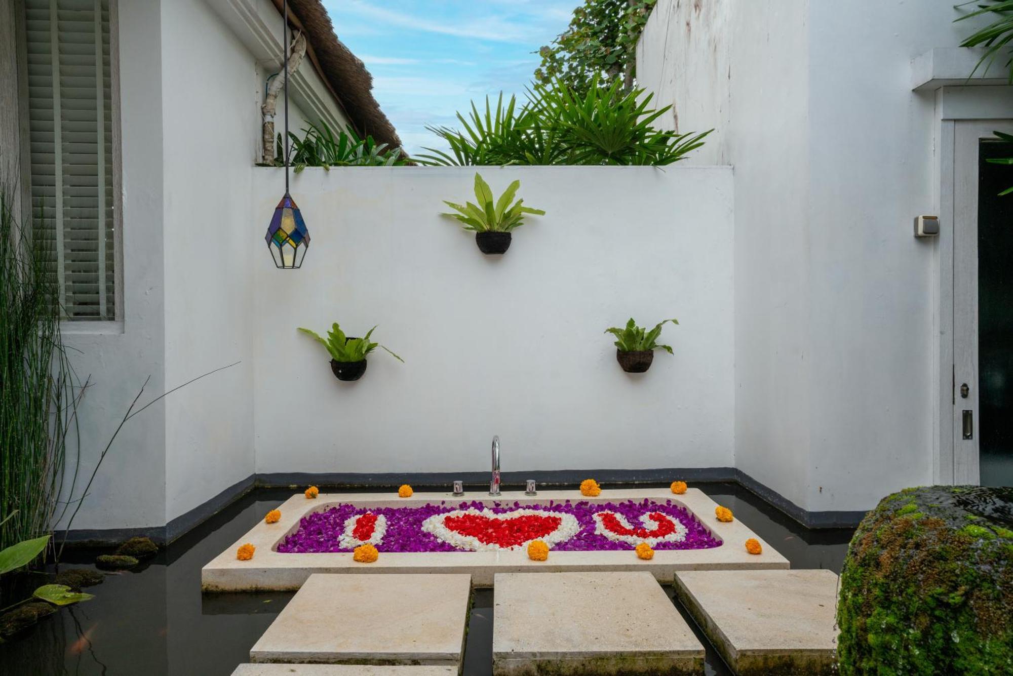 Fall In With Rose Moon Ubud (Bali)