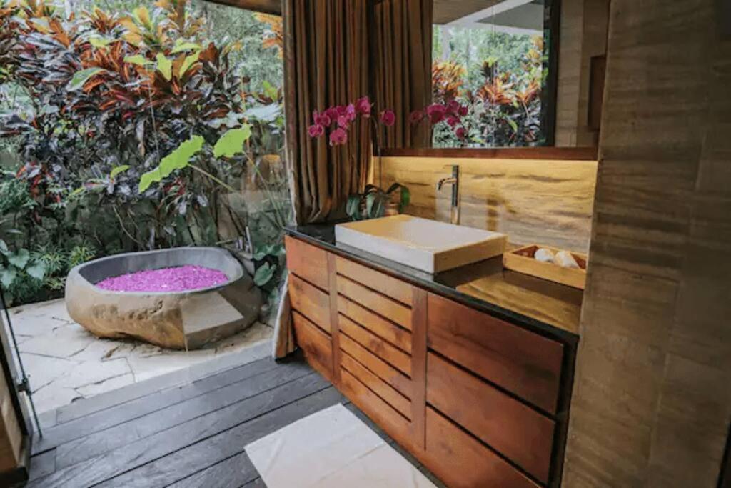 Villa Dwa Chandra Full-service 5br In Nature Sanctuary
