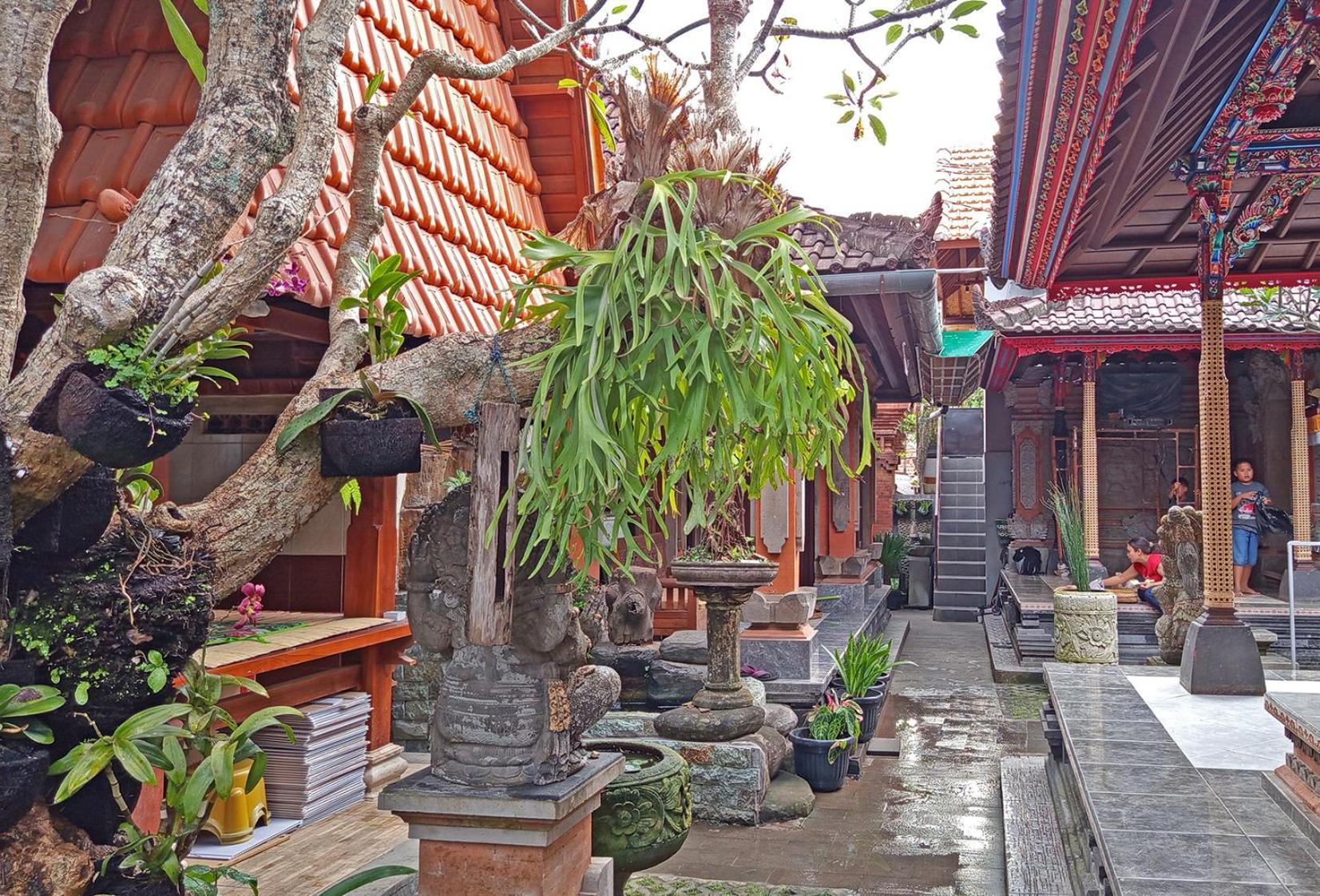 Mahaguna *