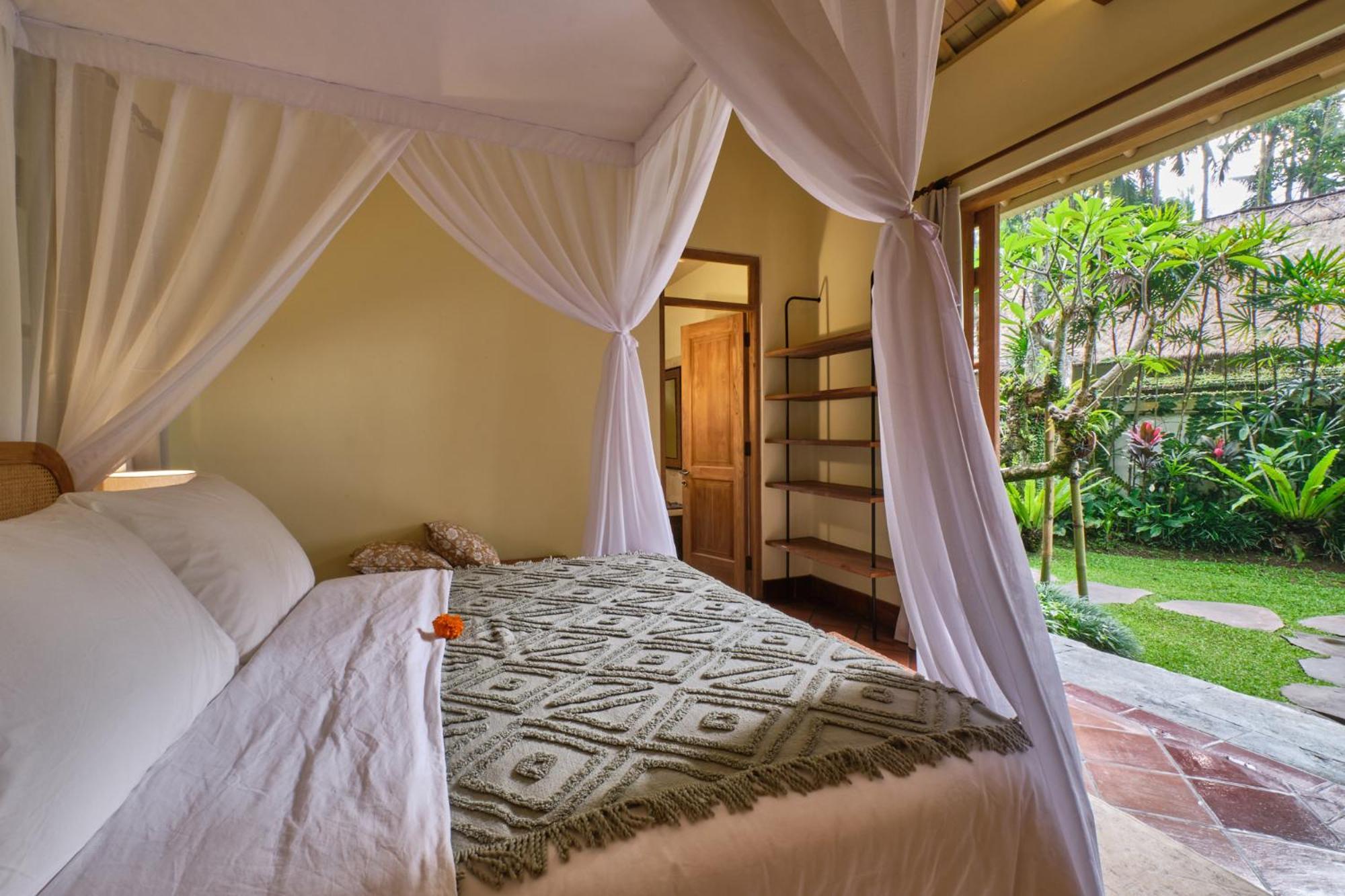Balinese Antiques Single Level 3br In * Ubud (Bali)