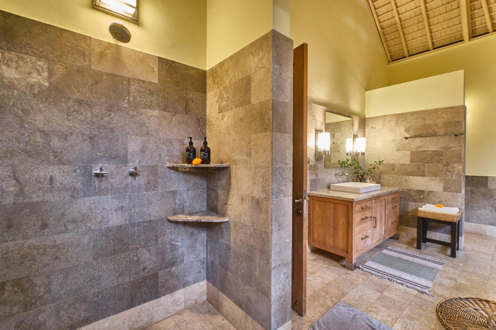 Balinese Antiques Single Level 3br In