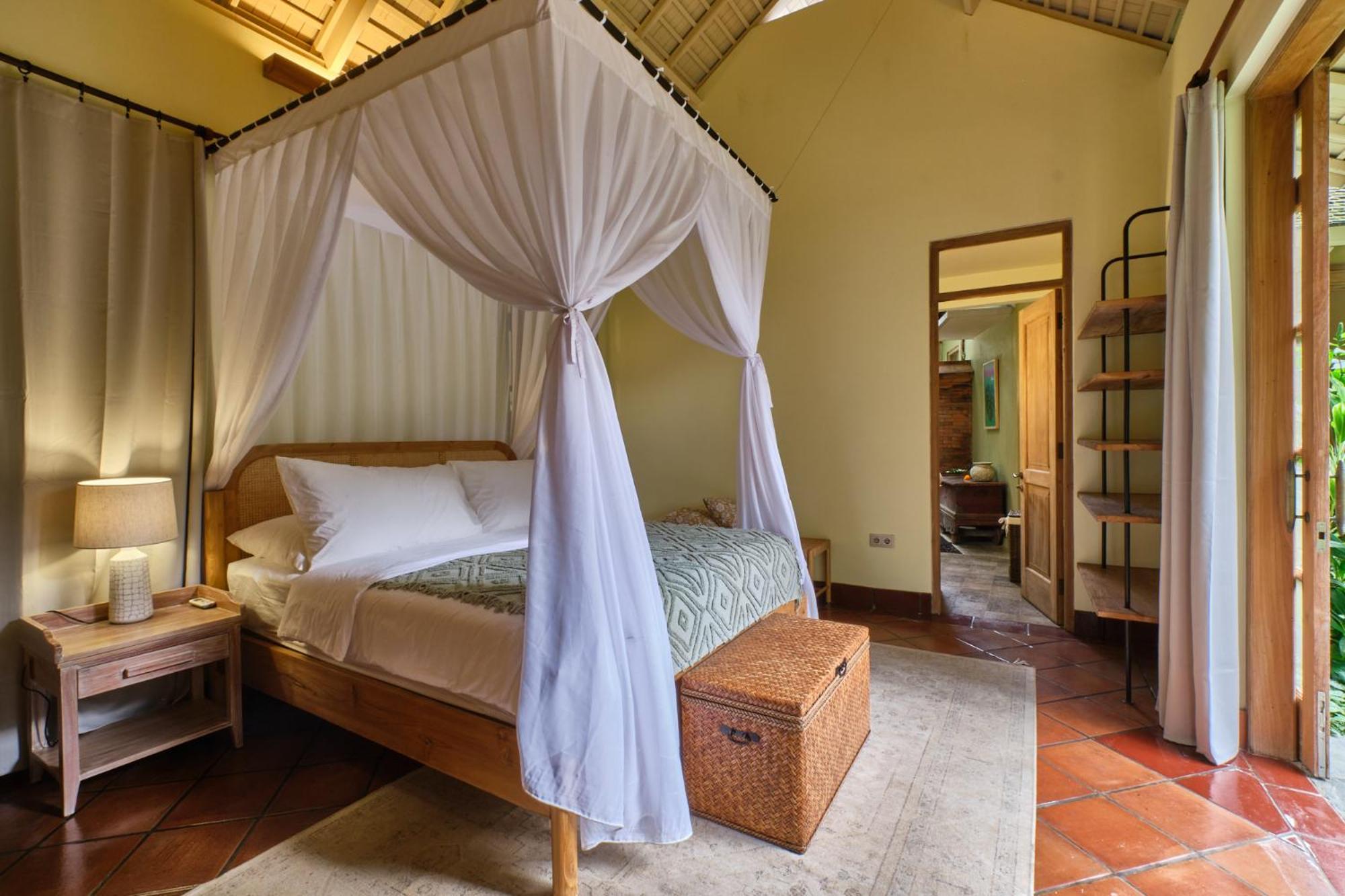 Balinese Antiques Single Level 3br In Villa *