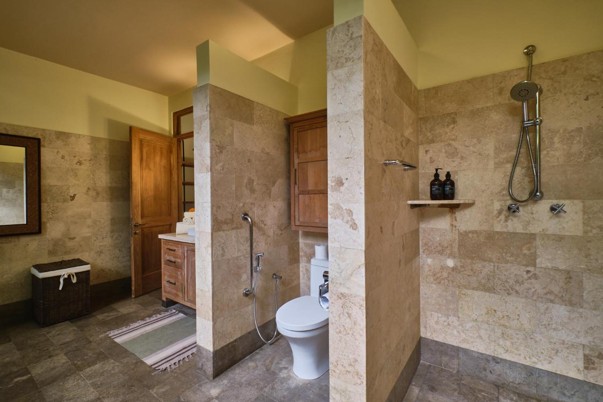 Villa Balinese Antiques Single Level 3br In