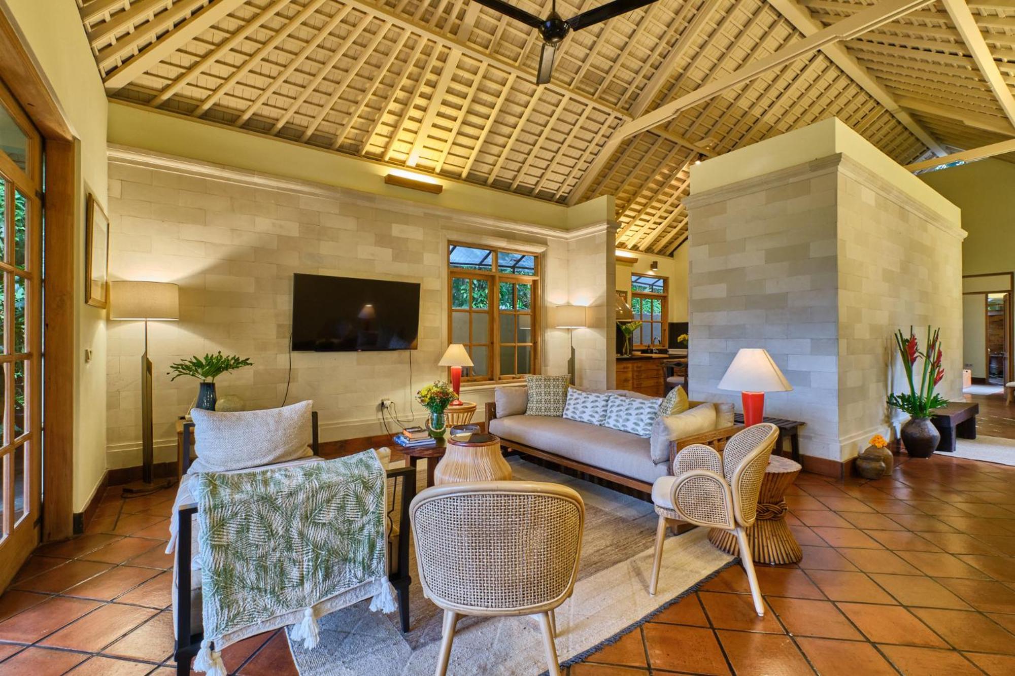 Balinese Antiques Single Level 3br In Villa *