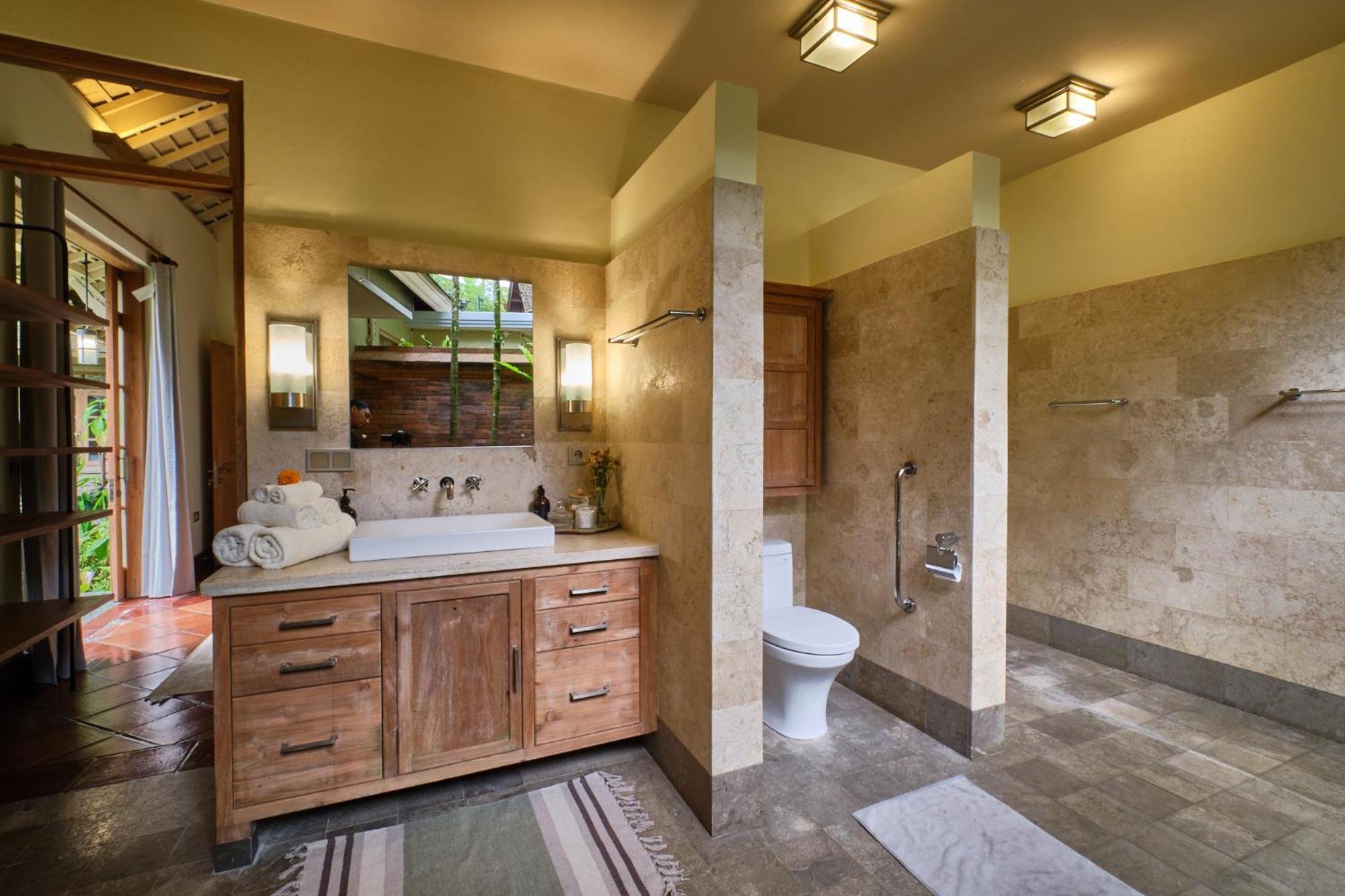 Balinese Antiques Single Level 3br In * Ubud (Bali)