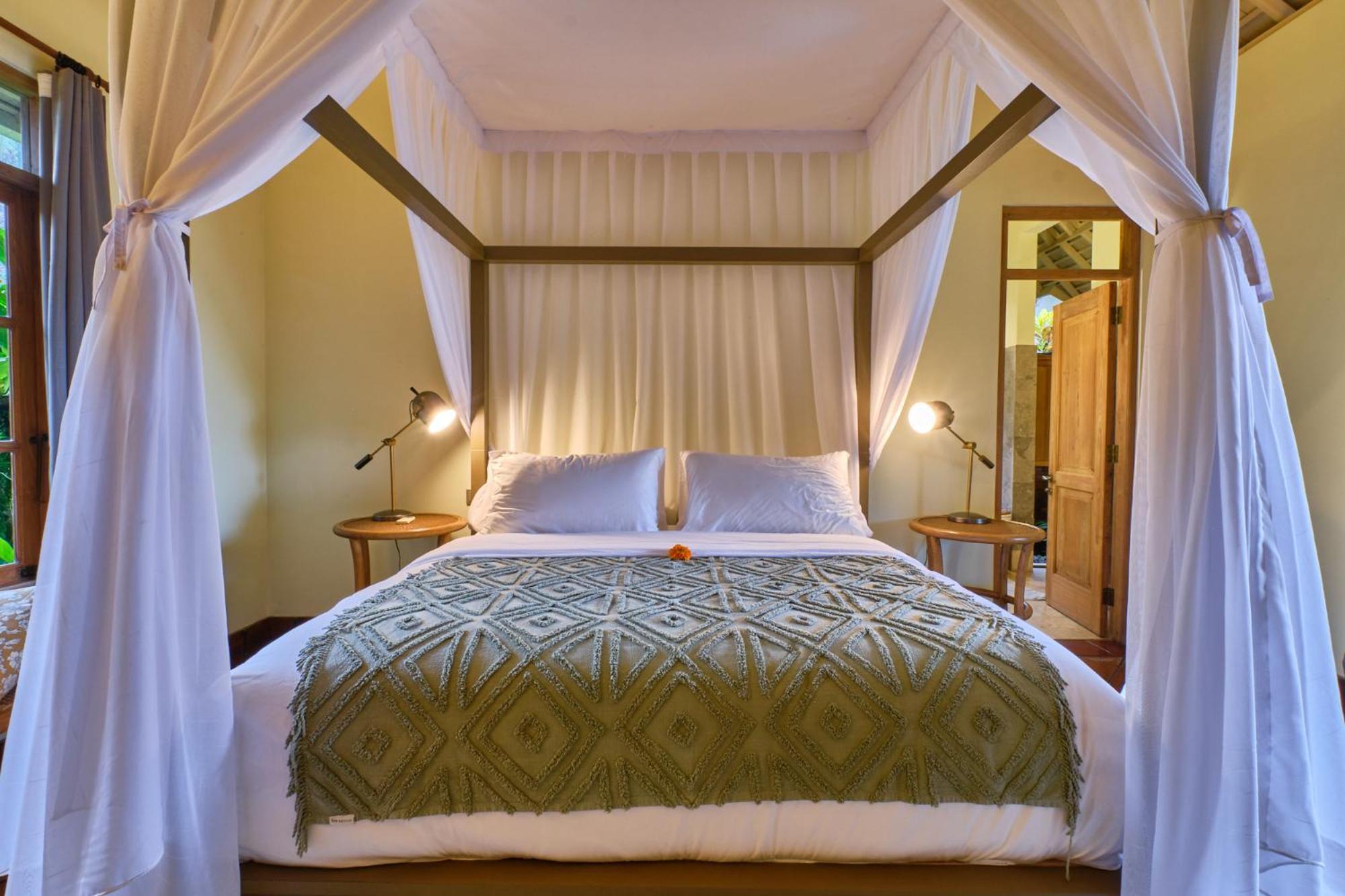 Balinese Antiques Single Level 3br In Ubud (Bali)