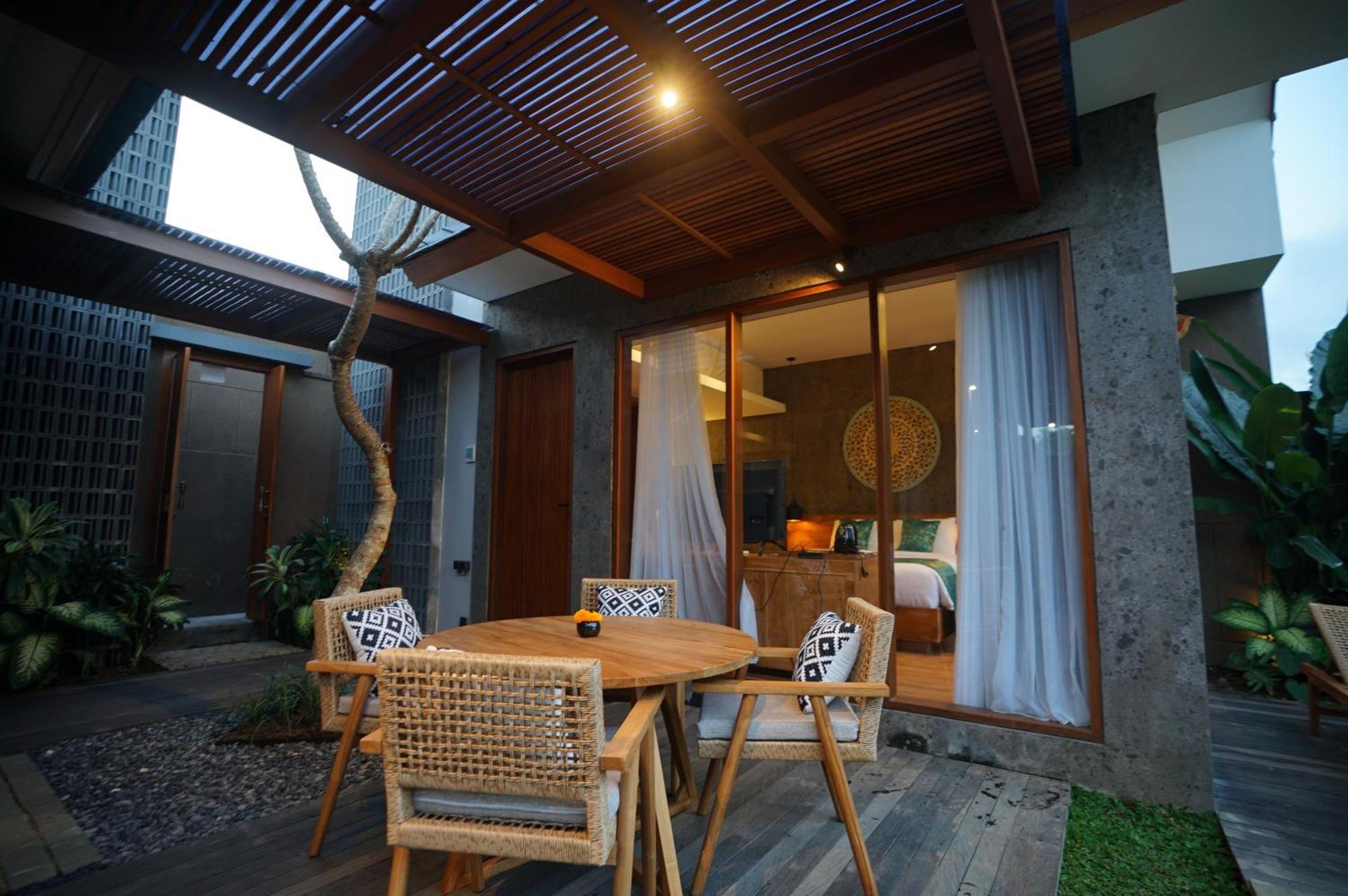 The Shanti Graha Hotel 4*