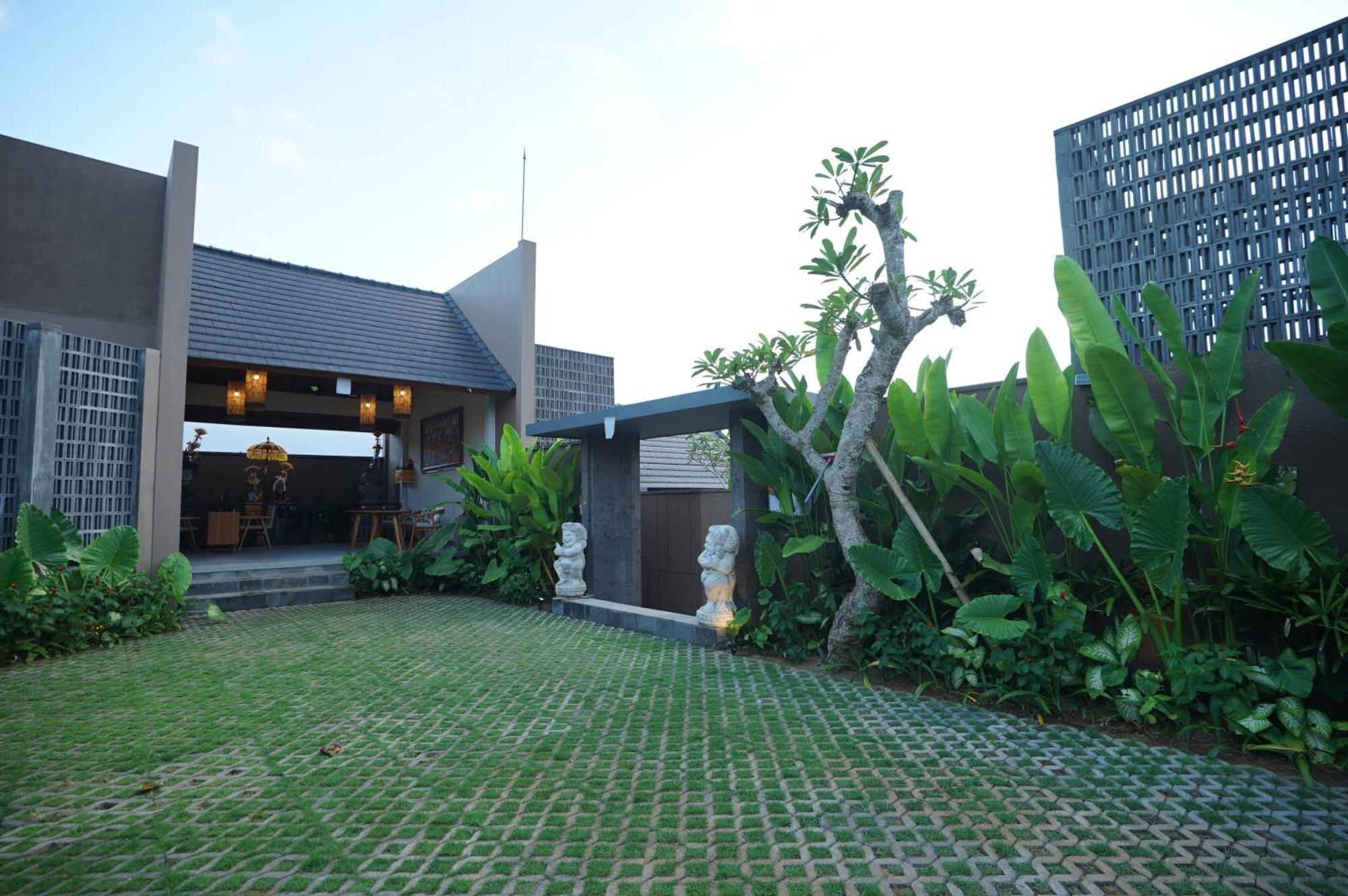 Hotel The Shanti Graha 4*