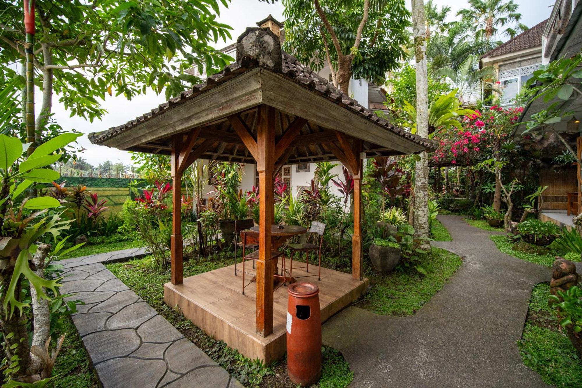 Kubu Sari Guest house *