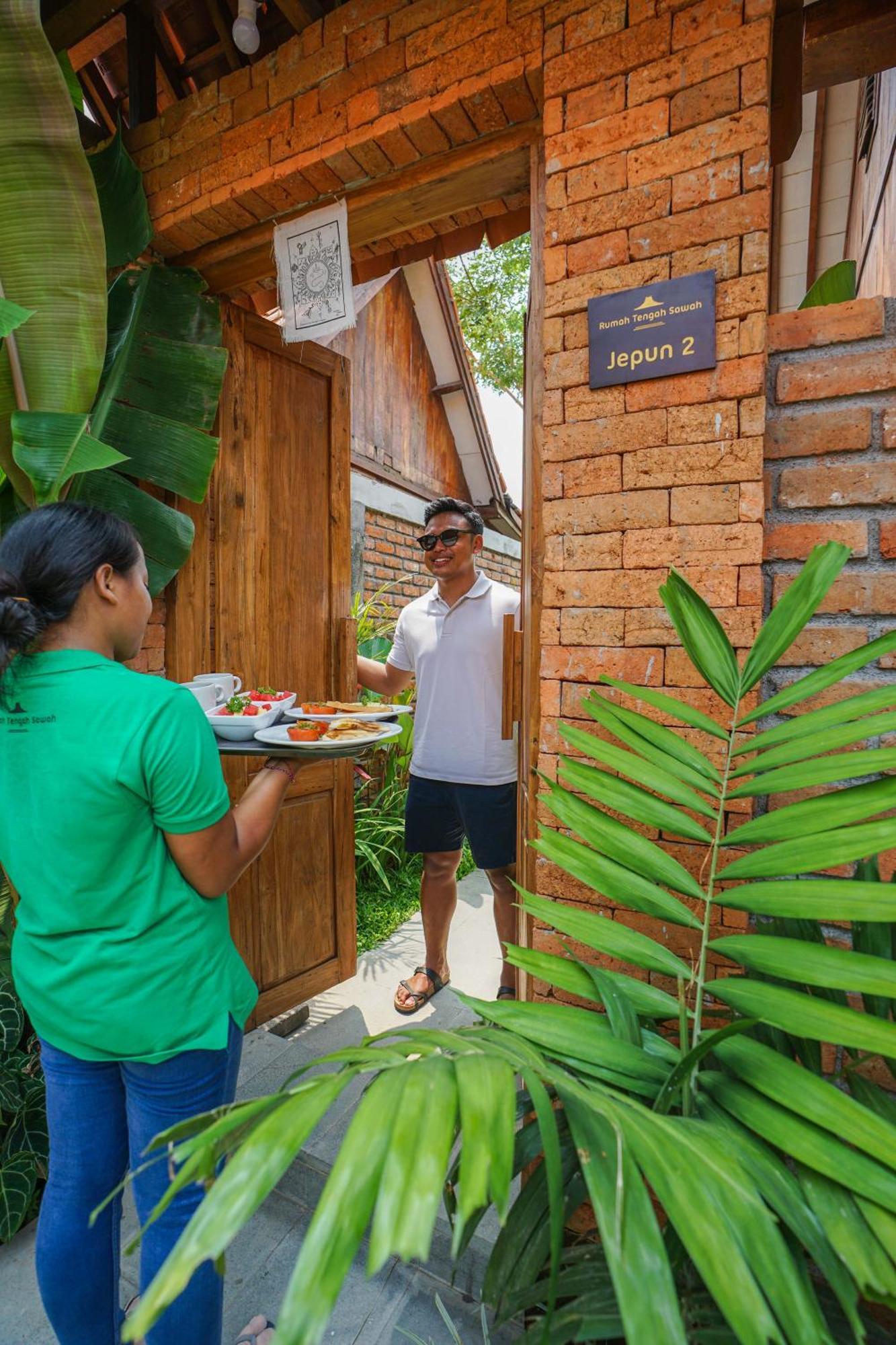 Rumah Tengah Sawah Villa