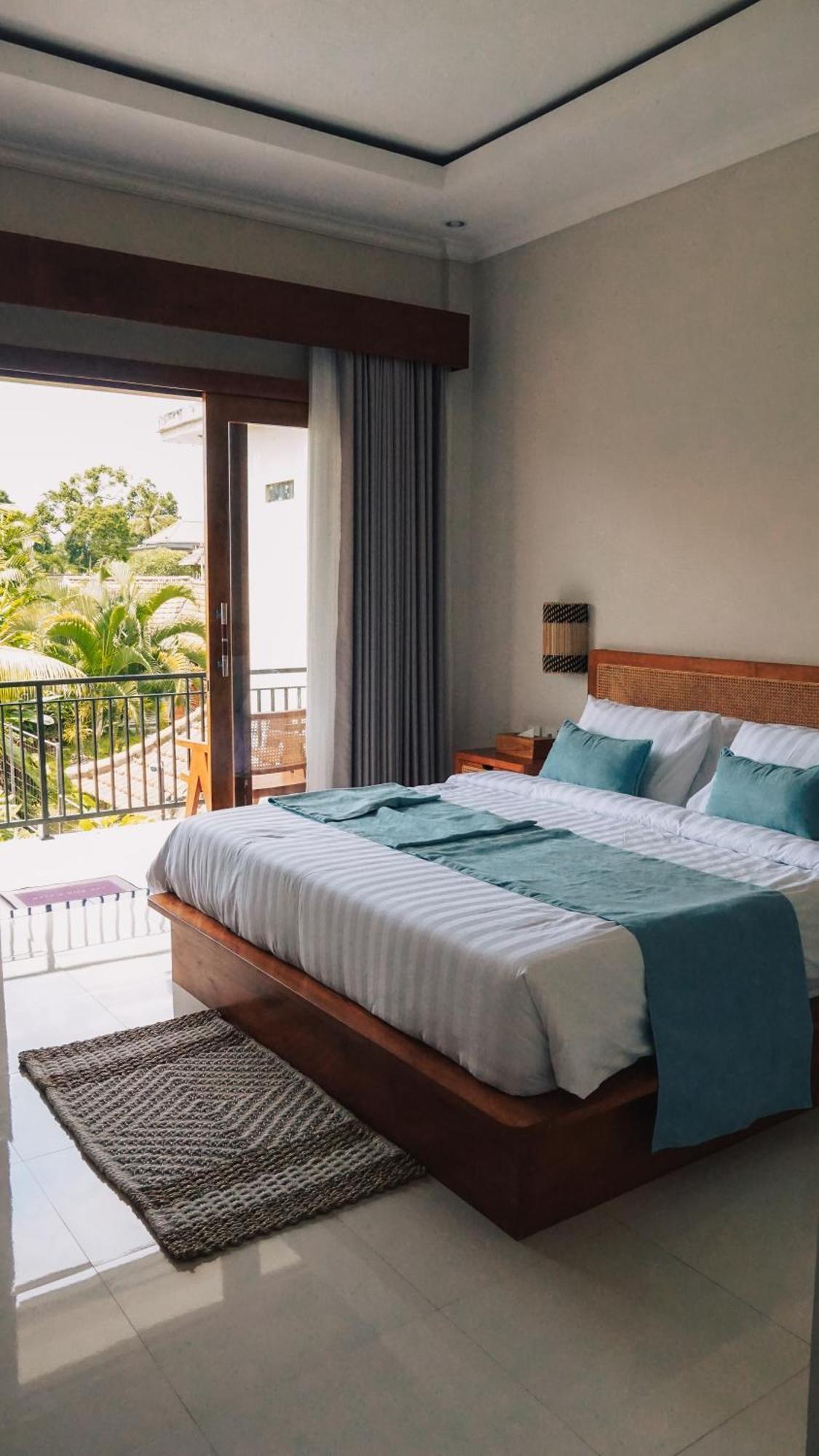 Myraga House Guest house *