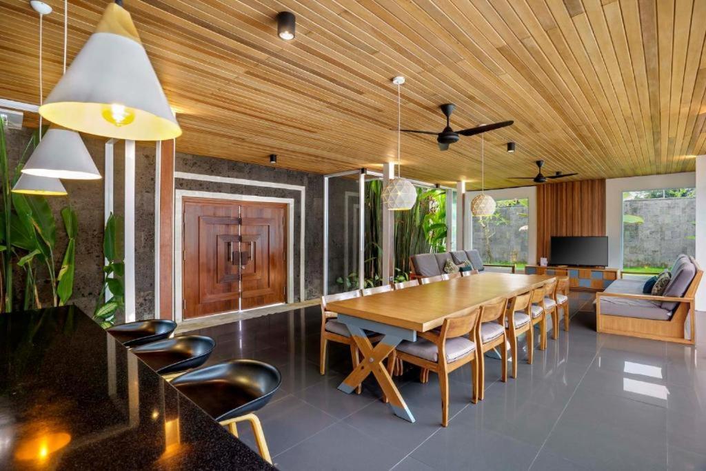 Exotic 6 Bedroom Coconut Trees Cyn