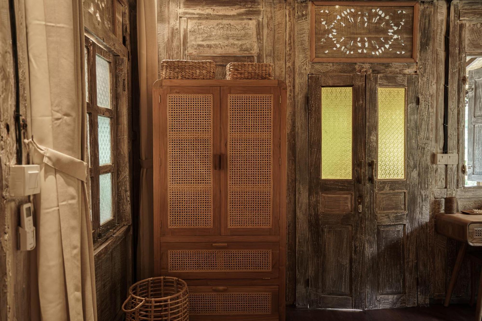 Tropical Kasbah Neighbourhood With Riverside View *