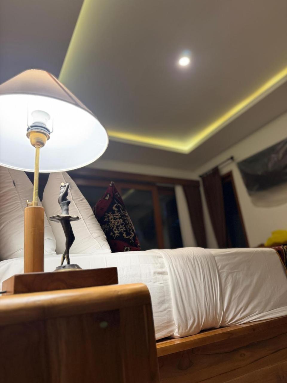 Tempat Tidur & Sarapan Putih Dcarik Ubud (Bali)