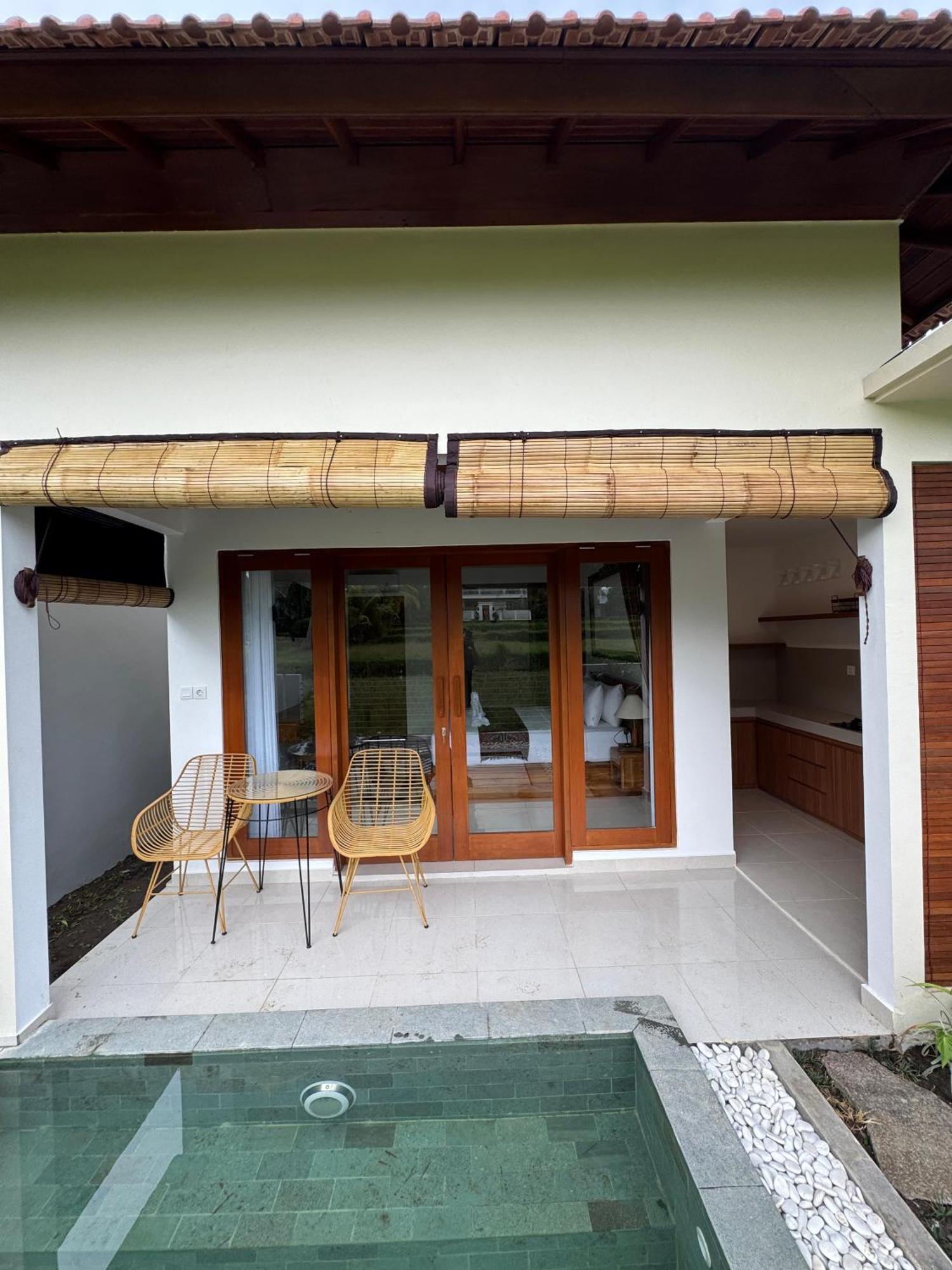 Tempat Tidur & Sarapan Putih Dcarik