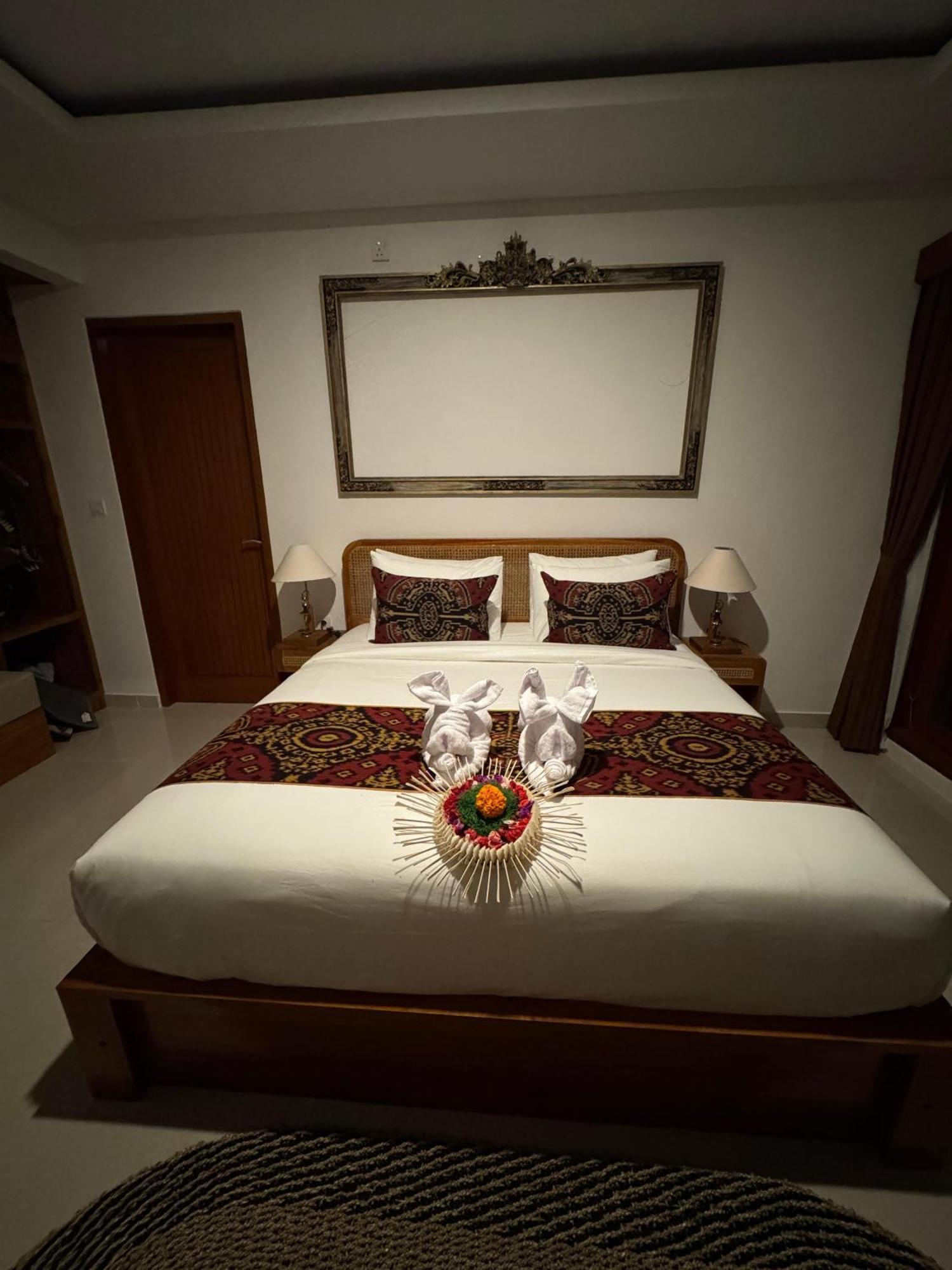 Putih Dcarik Tempat Tidur & Sarapan