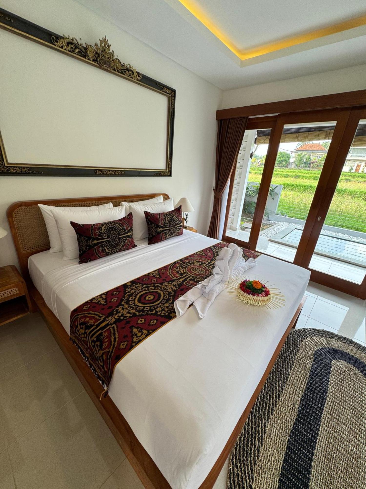 Tempat Tidur & Sarapan Putih Dcarik