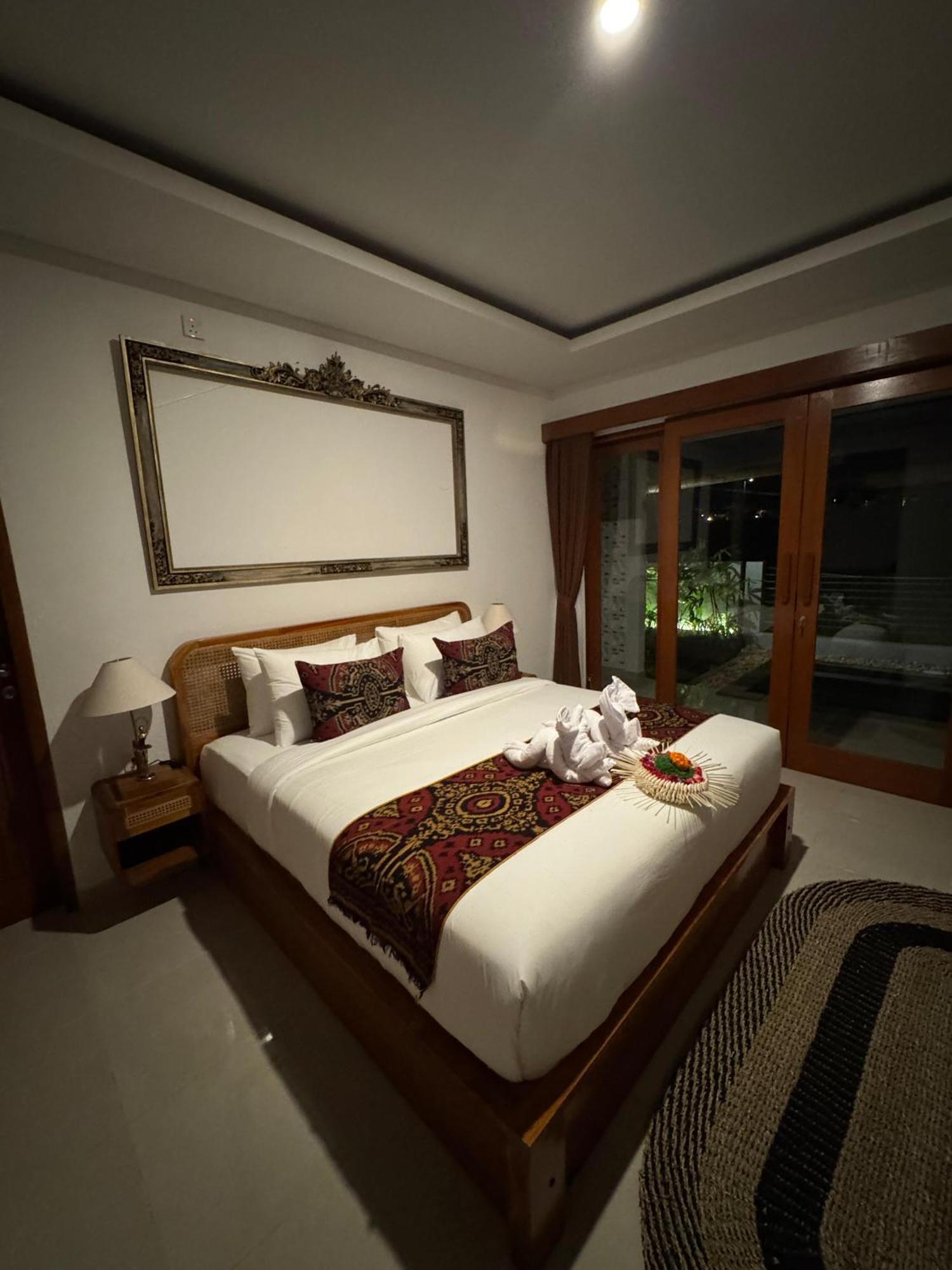 Tempat Tidur & Sarapan Putih Dcarik Ubud (Bali)