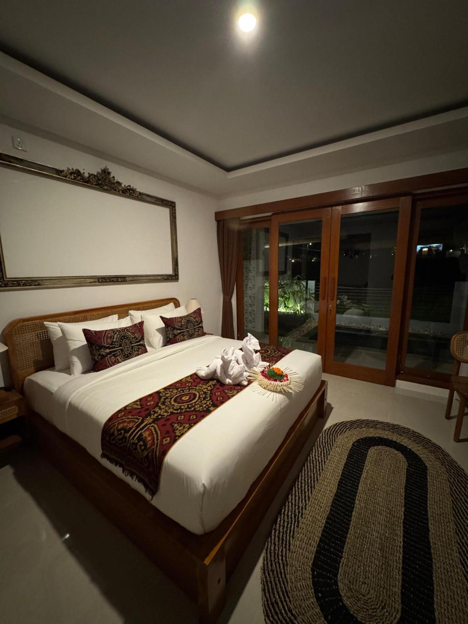 Tempat Tidur & Sarapan Putih Dcarik