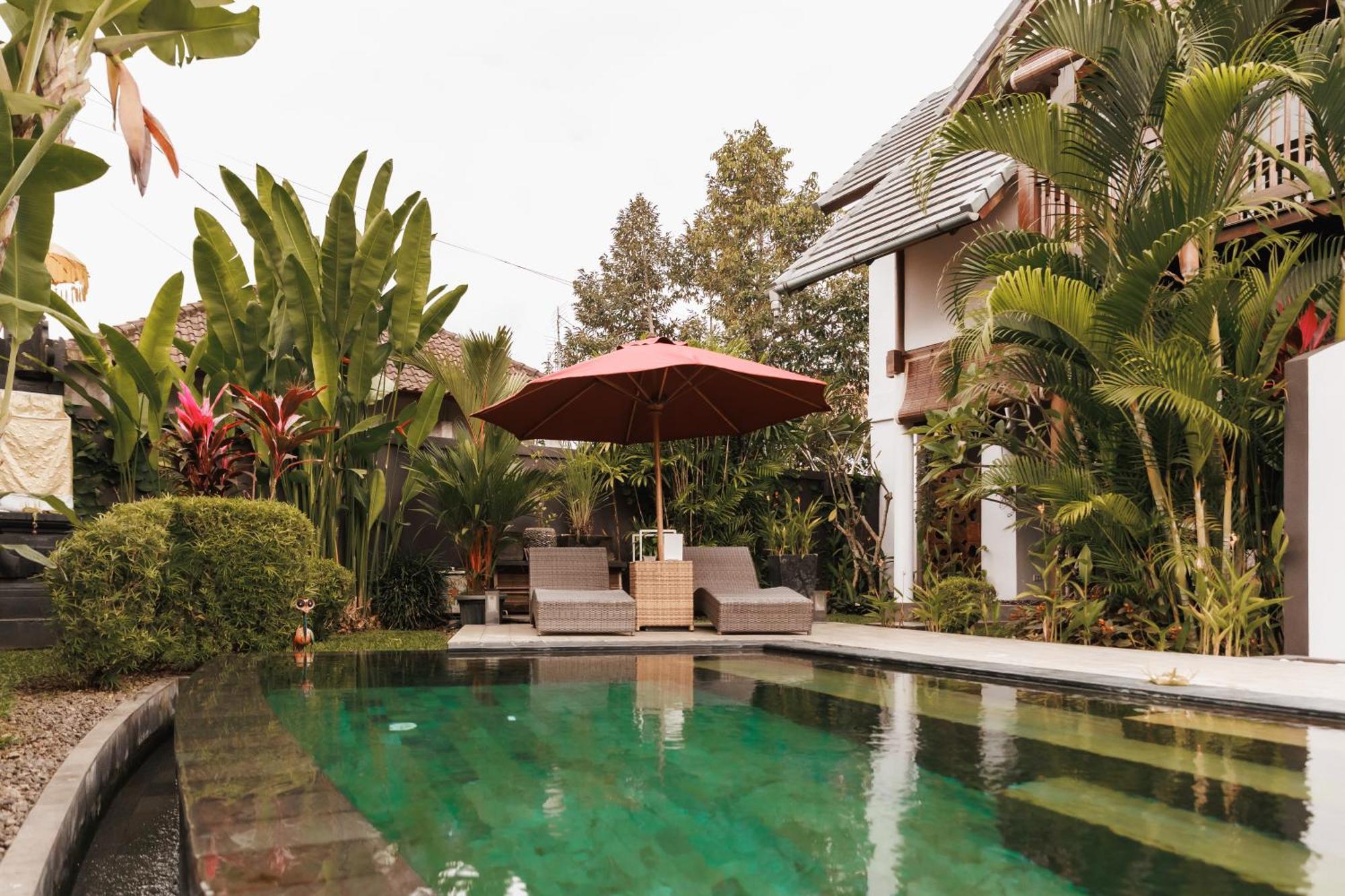 Leonora Villa *