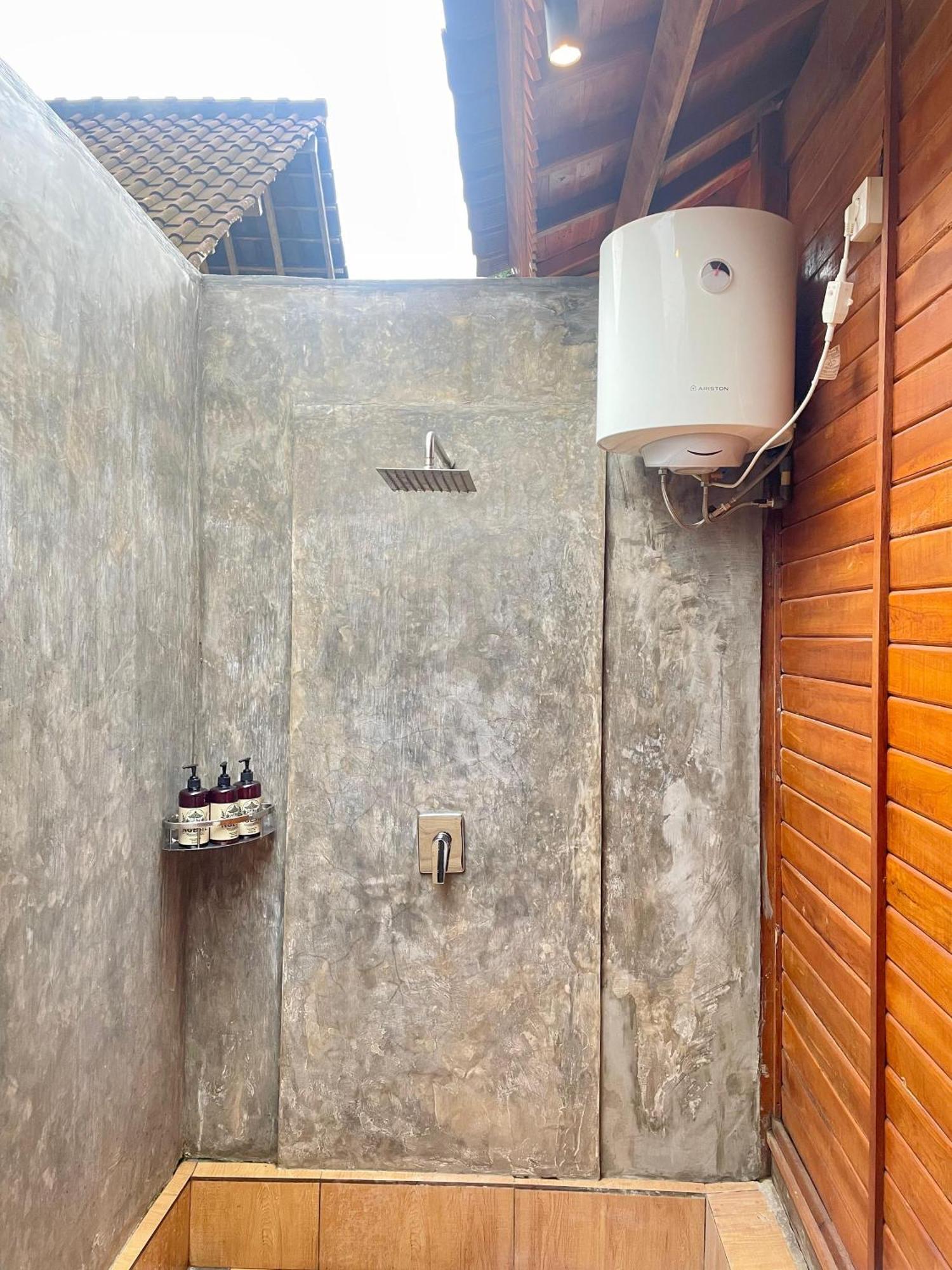Ngesil Private Joglo & Pool Guest house *