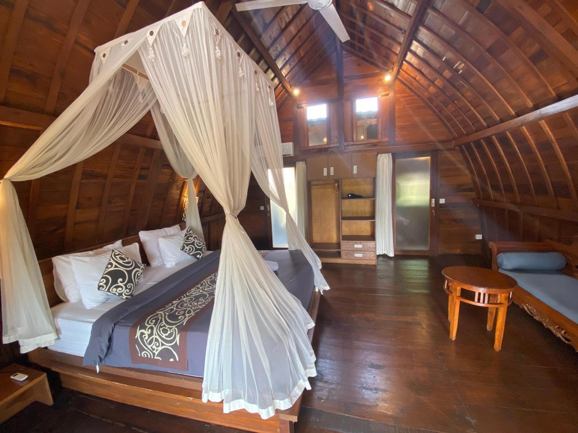 Villa Shivananda Antique By Eps