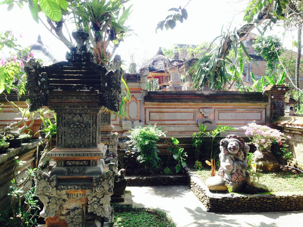Pio Pio House