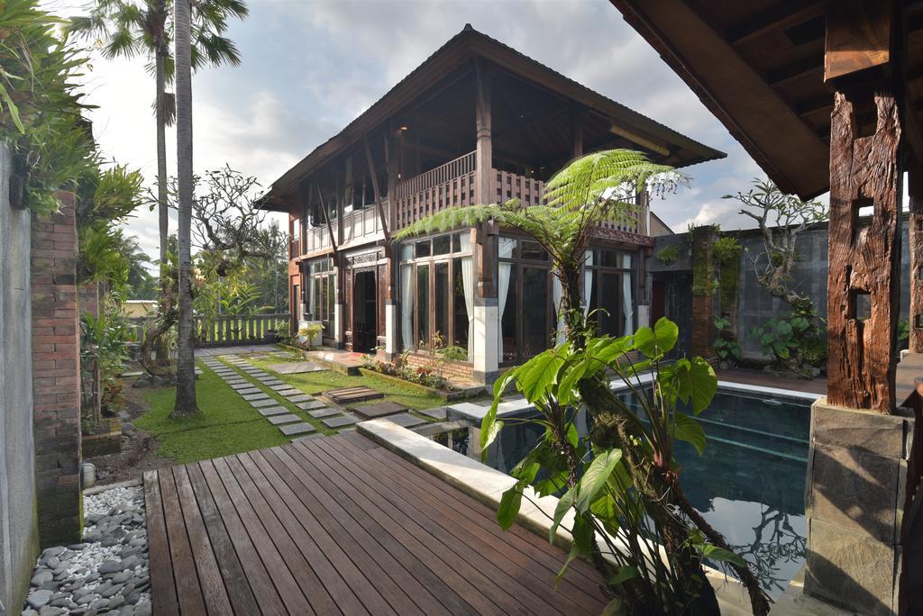 Wooden Villa By Prasi *
