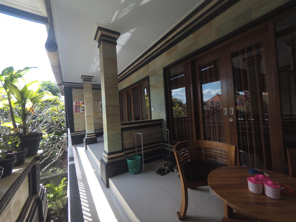 Rumah Ary & *
