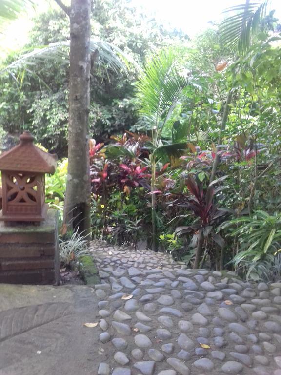 Ketut Kartika *
