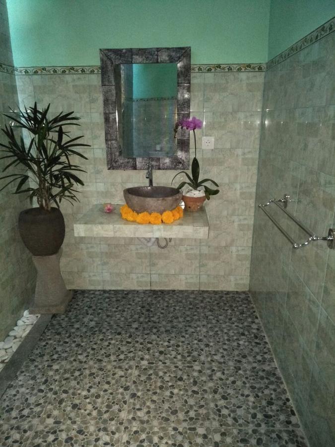 Rona Villa *