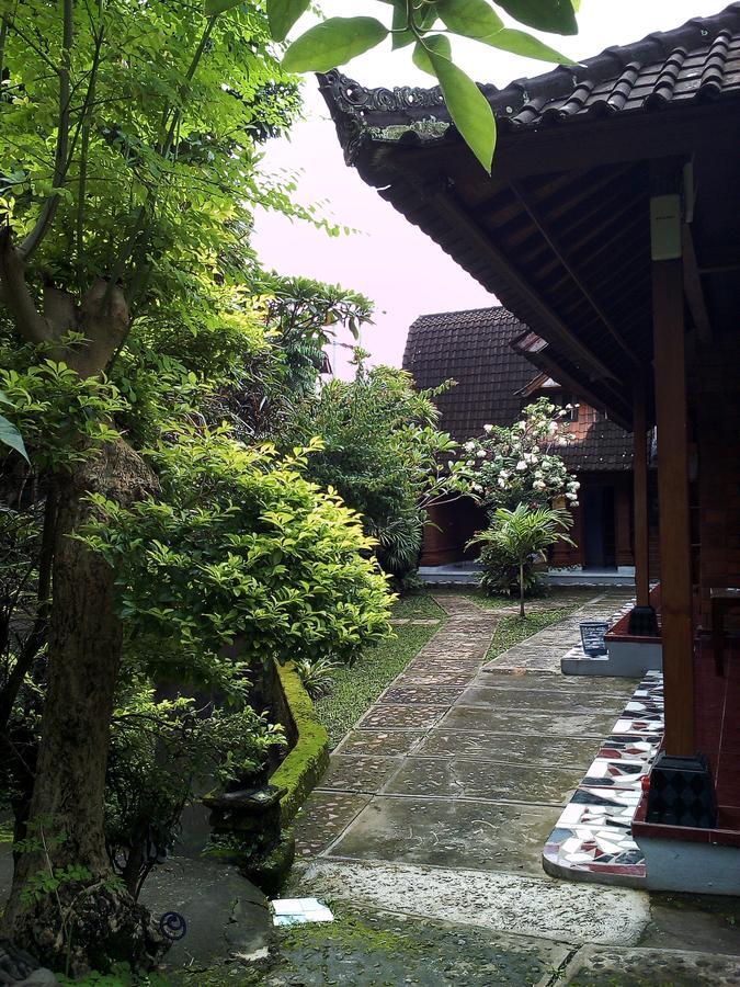 Madra Wisma tamu 2*