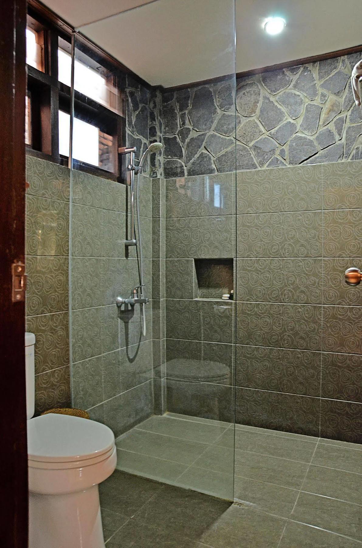 Adi Hotel