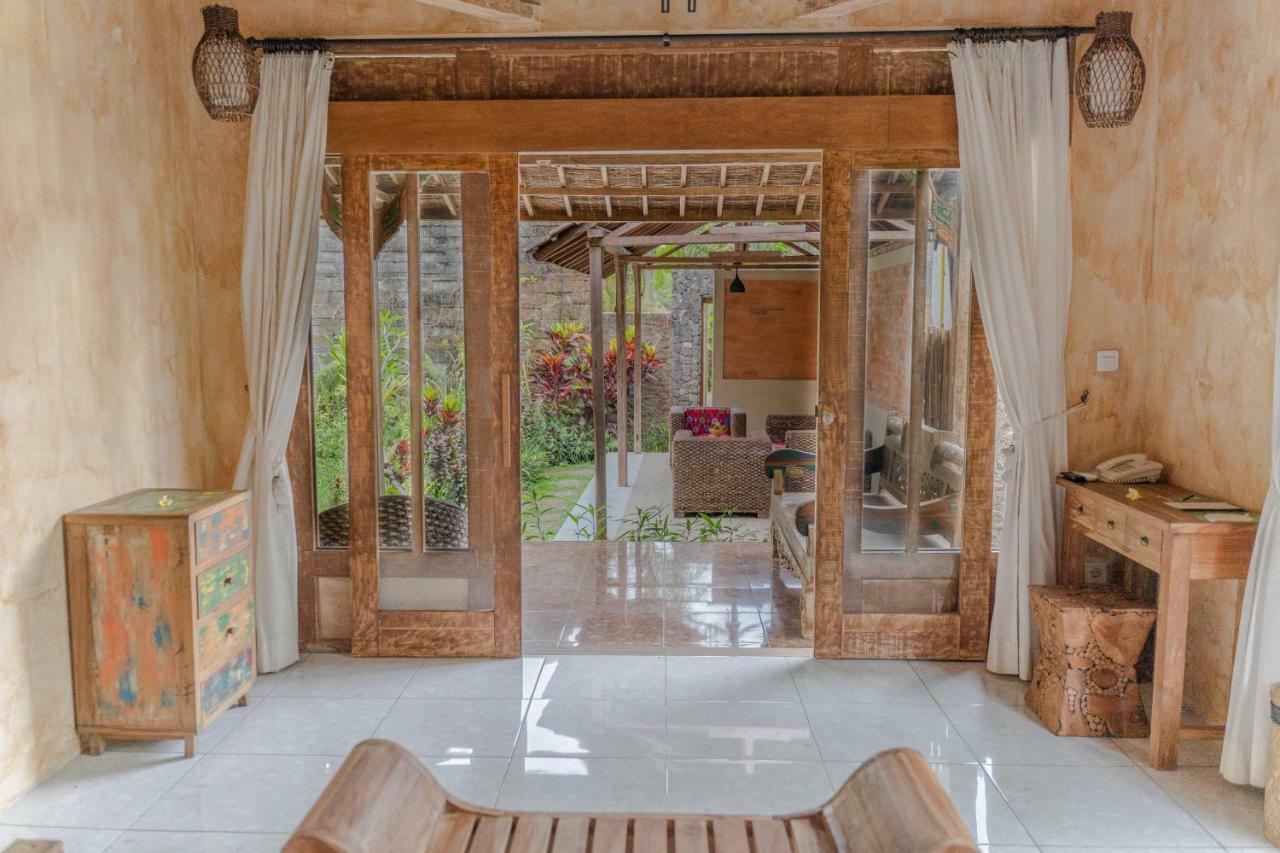 Senetan And Ubud (Bali)
