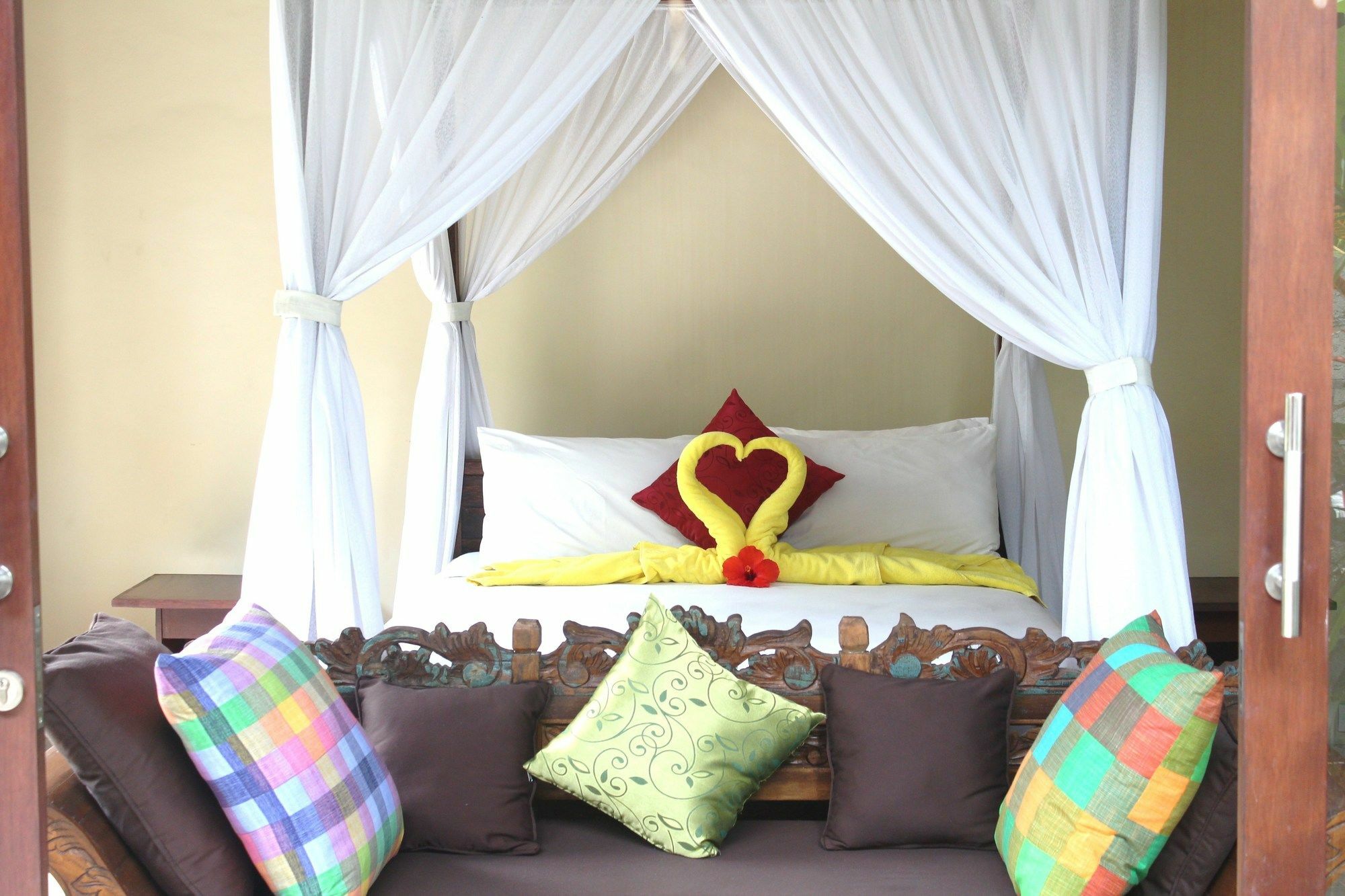 Manada Guesthouae Bed & Breakfast 3*