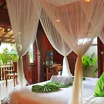 Romantic Deluxe 0Ne-Bedroom Wooden Villa 3