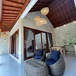 Pis Bolong House