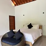 Pis Bolong House