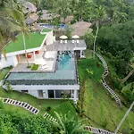 Treetop Vibes - Designer Villa Overlooking Ubuds Green Canyon