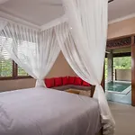Villa Bawah