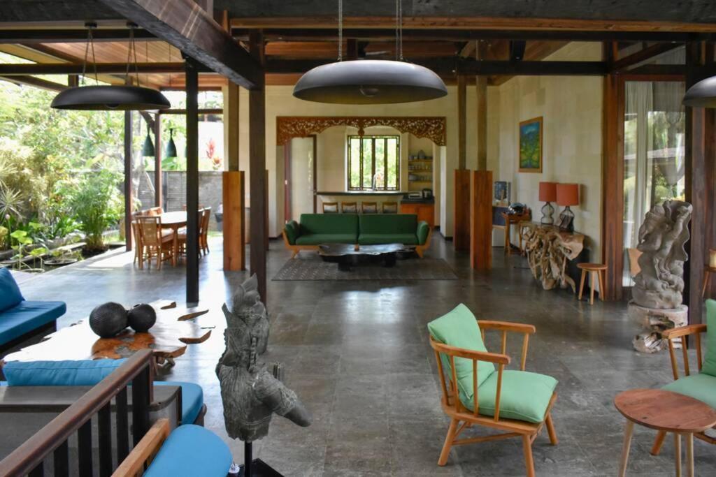 House Of Joy, Amazing In Famous Penjiwaan