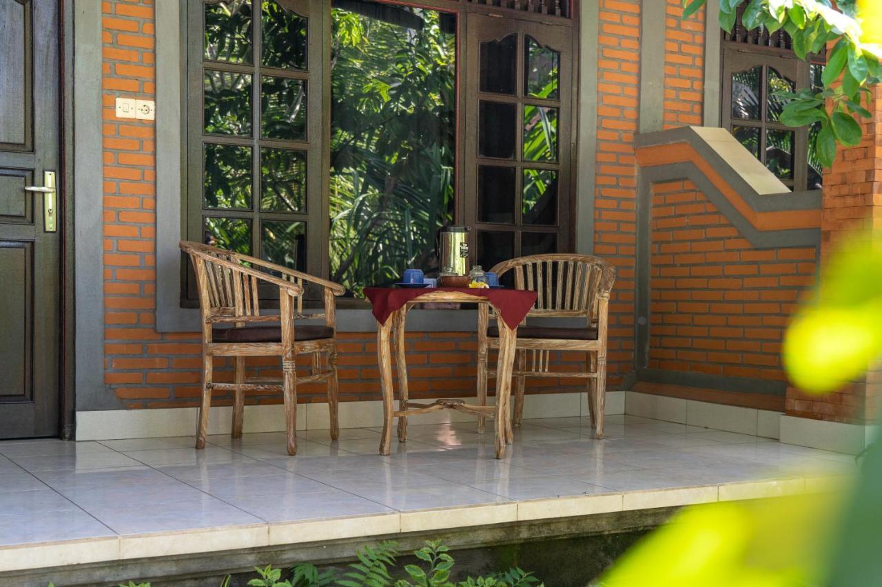 Adi Santia Wisma tamu