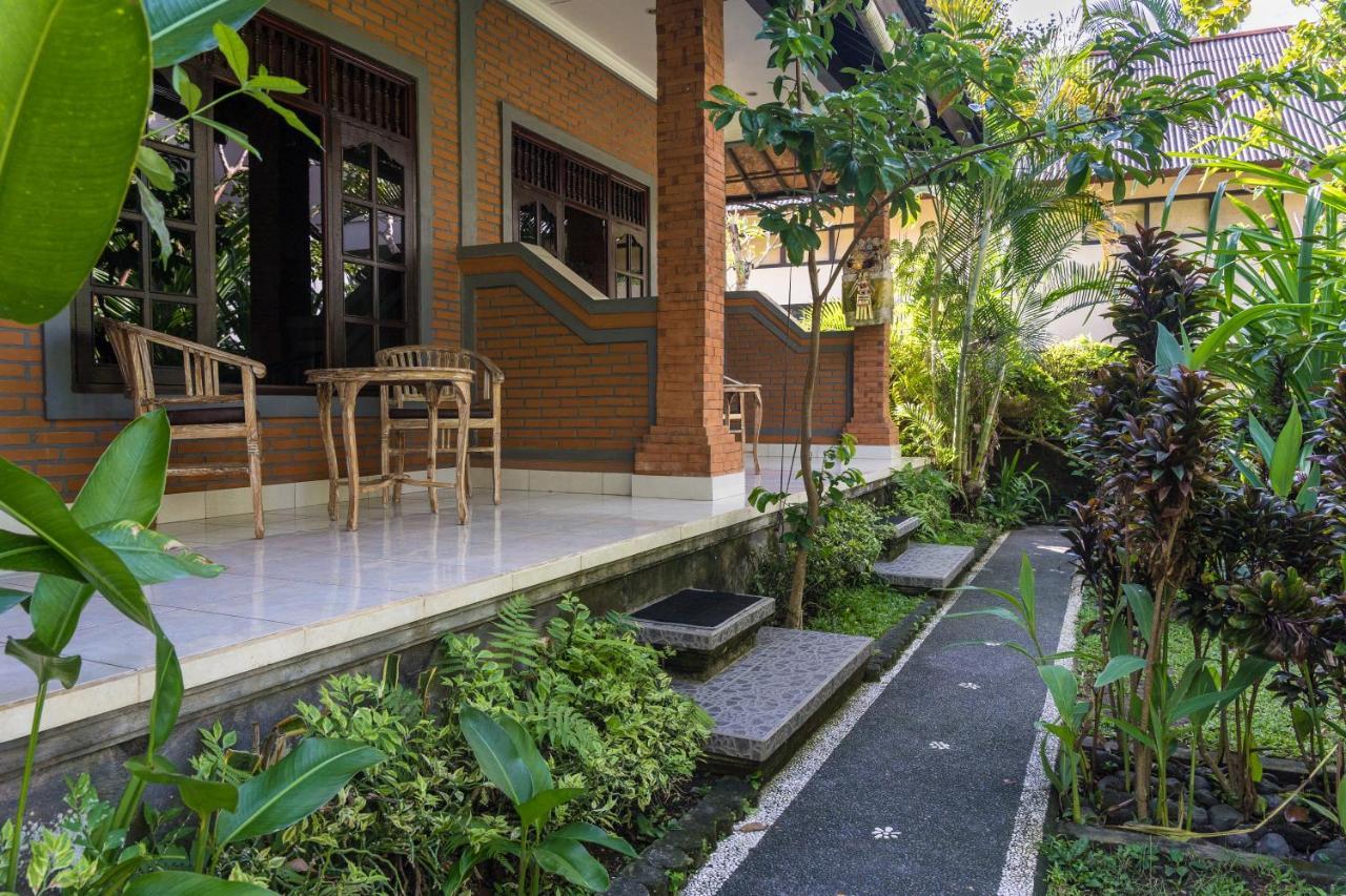 Adi Santia Wisma tamu