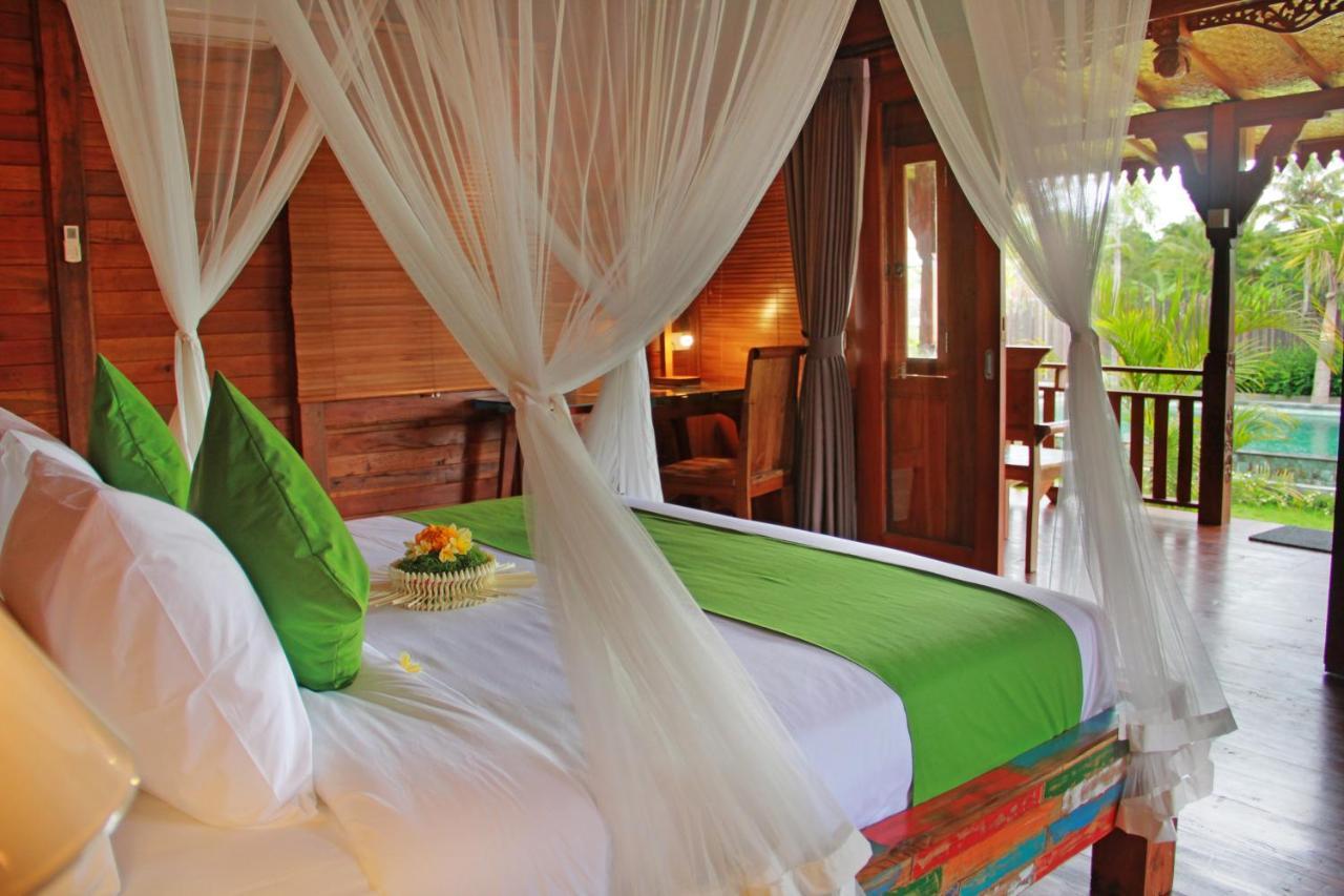 Romantic Deluxe 0ne Bedroom Wooden 2 Bed & Breakfast *